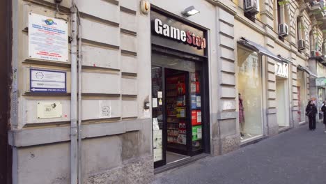 Ein-Gamestop-Videospielladen-In-Neapel,-Italien---Gamestop-Ist-Ein-Einzelhändler-Für-Videospiele-Und-Elektronik