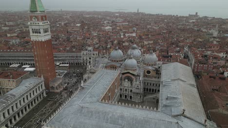 Venice-Italy-downtown-smooth-aerial-on-foggy-day