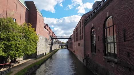 Lado-Del-Canal-Con-Edificios-Industriales-Al-Lado.