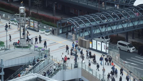 überfüllter-Fußgängerweg-Am-Bahnhof-Osaka,-Japan