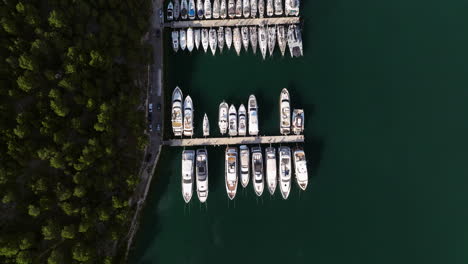 Amarres-En-El-Puerto-Deportivo-En-La-Desembocadura-Del-Río-Krka,-Cerca-De-La-Ciudad-De-Skradin-En-Croacia