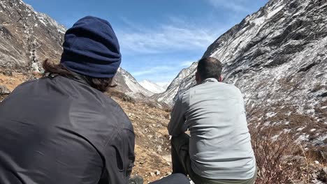 Nepalesische-Wanderer-Blicken-In-Die-Ferne-In-Das-Weite-Langtang-Tal