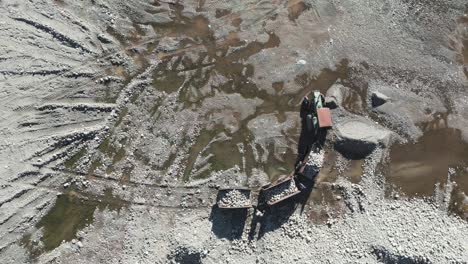 Tractor-Con-Tres-Remolques-Volquete-Quitando-Piedras-Del-Lecho-De-Un-Río-Seco-En-El-Verano-De-La-Cordillera-De-Los-Andes.