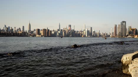 Time-Lapse-Over-East-River-With-Manhattan-In-The-Scene