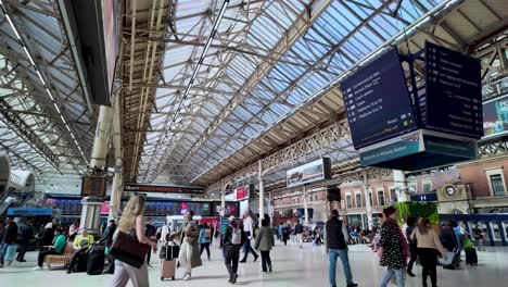 Crowds-Within-London-Victoria-Station-in-London,-United-Kingdom---Static-Shot