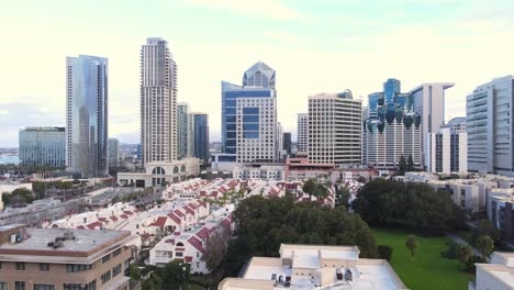 Complejo-De-Condominios-Park-Row-Con-El-Horizonte-De-San-Diego-Y-La-Bahía-Al-Fondo,-Vista-Aérea