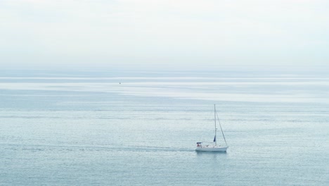 Velero-Navegando-Tranquilamente-Por-Las-Tranquilas-Aguas-Del-Mar-En-Un-Día-Nublado