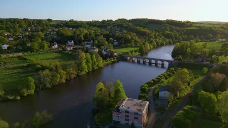 Pueblo-De-Saint-victurnien-Y-Puente-Sobre-El-Río-Vienne,-Nouvelle-aquitaine-En-Francia