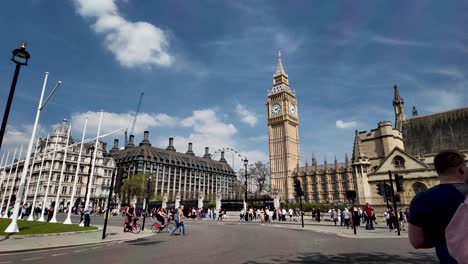 Menschen-Und-Fahrzeuge,-Die-Am-Parliament-Square-Und-Big-Ben-In-London,-Großbritannien,-Vorbeifahren---Weitwinkelaufnahme