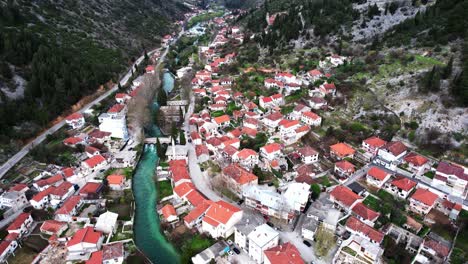 Plano-Amplio-De-Stolac,-Pueblo-En-Bosnia-Con-Un-Hermoso-Río-Claro