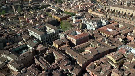 Bologna,-Italien,-Herrliche-Kippbare-Luftaufnahme-Der-Innenstadt-Und-Der-Berge-Im-Hintergrund
