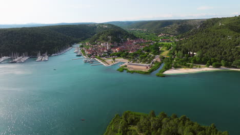 Krka-Flussmündung-Und-Skradin-Stadtbild-In-Der-Nähe-Des-Krka-Nationalparks-In-Der-Gespanschaft-Sibenik-Knin-In-Kroatien