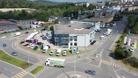 Impresionante-Antena-De-Un-Taller-De-Reparación-De-Automóviles-Peugeot-En-Un-Concurrido-Sitio-Industrial