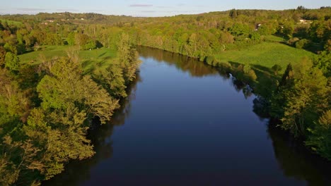 Drohne-Fliegt-über-Den-Fluss-Vienne,-Nouvelle-Aquitaine-In-Frankreich