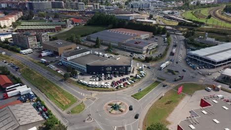 Antena-De-Un-Concesionario-De-Automóviles-Con-Varios-Automóviles-En-Un-Estacionamiento-En-Un-Terreno-Industrial