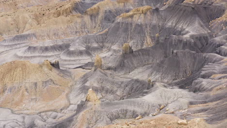 Drone-Vuela-A-Través-Del-Desierto-En-Moab-Captura-Areniscas,-Amarillas-Y-Negras