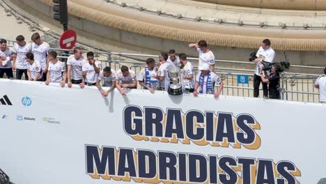 Los-Jugadores-Del-Real-Madrid-Celebran-Su-36º-Campeonato-De-La-Liga-Española-De-Fútbol,-El-Título-De-Liga,-Con-Aficionados-En-La-Plaza-De-Cibeles,-Donde-Miles-Se-Reunieron-En-Madrid,-España.