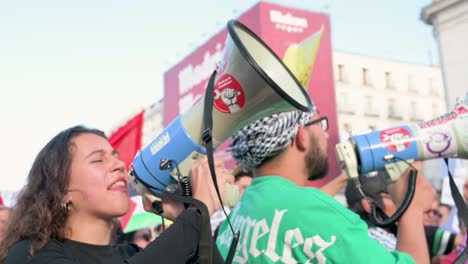 Pro-palästinensische-Demonstranten-Benutzen-Megaphone,-Während-Sie-Slogans-Rufen,-In-Denen-Sie-Von-Spanien-Fordern,-Aus-Solidarität-Mit-Palästina-Den-Waffenverkauf-An-Israel-Einzustellen.