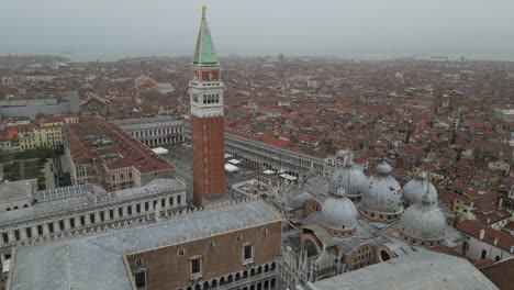 Vuelo-Aéreo-Lateral-En-El-Centro-De-Venecia-Italia-En-Un-Día-Brumoso