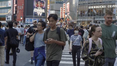 Shibuya-Crowded-Pedestrian-Crossing-Rush-Hour,-Tokyo-Japan