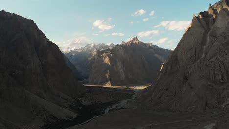Aéreo-Panorámico-Hushe-Paquistaní-Montaña-Valle-Drone-Paisaje-Brillante-Horizonte