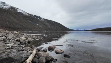 The-video-shows-a-river-among-mountains-on-a-cloudy-day