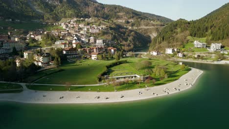Vista-Aérea-De-La-Playa-En-El-Lago-Molveno-En-Trentino,-Italia
