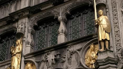 Esculturas-En-La-Entrada-De-La-Basílica-De-La-Santa-Sangre-En-Brujas,-Bélgica.