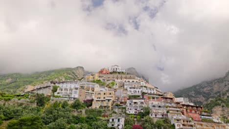 Vista-De-Positano-Desde-Un-Barco,-Positano-Es-Una-Ciudad-Turística-Situada-En-La-Costa-De-Amalfi.