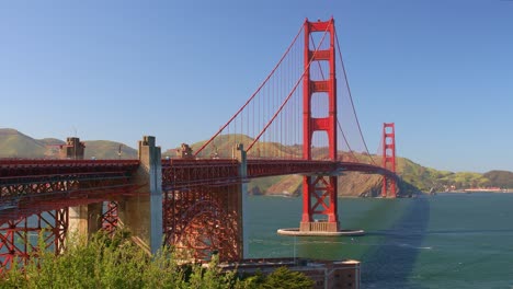 Famoso-Puente-Golden-Gate-Desde-El-área-Escénica-Del-Mirador-Al-Otro-Lado-De-La-Bahía,-Cielos-Azules-Y-Colores-Vivos,-San-Francisco,-California,-Estados-Unidos