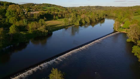 Drohne-Fliegt-über-Den-Fluss-Vienne-In-Der-Landschaft-Von-Saint-Victurnien,-Nouvelle-Aquitaine-In-Frankreich