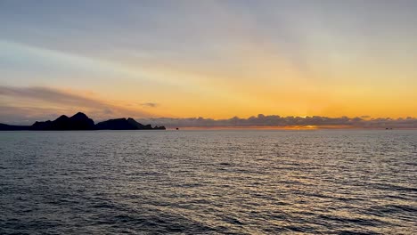 Puesta-De-Sol-Sobre-Vestmannaeyjar-En-Islandia-Con-Cielo-Vivo-Y-Mar-En-Calma