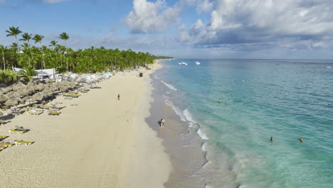 Gente-En-Un-Resort-De-Playa-Tropical-En-La-Costa-Caribeña-En-Bávaro,-República-Dominicana