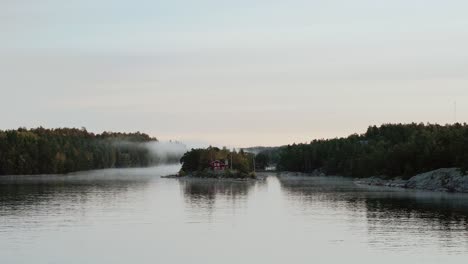Bootsfahrt-Am-Frühen-Morgen-Durch-Wunderschöne-Schwedische-Schären