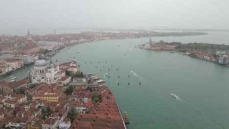 Los-Canales-De-Venecia,-Italia,-Están-Ocupados-Con-Barcos-Incluso-En-Días-De-Niebla.