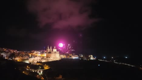 Das-Jährliche-Traditionelle-Maltesische-Feuerwerksfestival-In-Mellieha-Bietet-Atemberaubende-Pyrotechnik,-Die-Den-Nachthimmel-Mit-Lebendigen-Farben-Und-Faszinierenden-Mustern-Bemalt