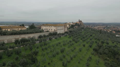 Fantastische-Drohnenaufnahmen-Der-Antiken-Architektur-Von-Cortona-In-Italien-Bei-Tageslicht