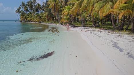 Chica-Caminando-En-Una-Playa-En-Las-Islas-De-San-Blas-En-Panamá.