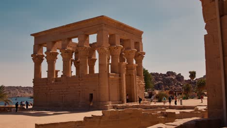 Philae-Tempel-In-Assuan,-Ägypten---Altägyptische-Architektur-Mit-Touristen