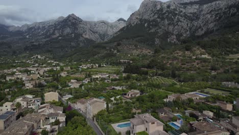 Mediterrane-Villen-Mit-Swimmingpools-In-Malerischem-Bergpanorama