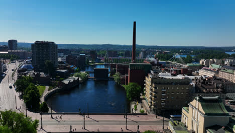 Río-Tammerkoski,-Calma,-Día-De-Verano-En-Tampere,-Finlandia---Toma-Aérea-De-Seguimiento