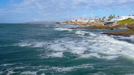 Coastal-View-of-Ocean-Waves-and-Buildings-in-San-Diego,-CA,-USA