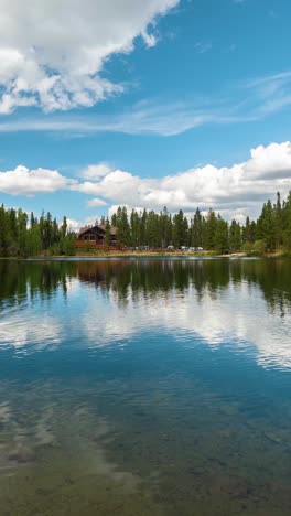 Timelapse-Vertical-De-4k,-Nubes,-Cielo-Y-Reflejo-Del-Bosque-En-Aguas-Tranquilas-Del-Lago