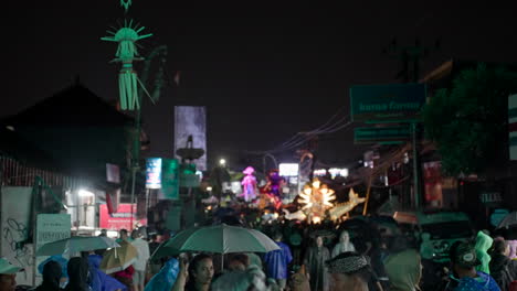 A-Pesar-De-Las-Lluvias,-Turistas-Y-Residentes-Celebran-Tradiciones-Por-La-Noche.