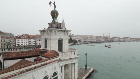 Venice-Italy-pullback-flight-reveal-famous-views-on-foggy-day