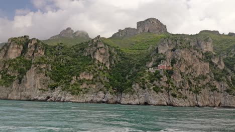 Vista-Desde-Un-Barco-De-La-Costa-De-Amalfi,-Un-Tramo-De-Costa-En-El-Sur-De-Italia,-Un-Sitio-De-La-Unesco