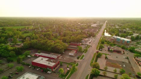 Luftaufnahme-Von-Arlington-Heights,-Illinois,-Bei-Sonnenuntergang-Mit-Hervorhebung-Von-Wohn--Und-Gewerbegebieten-Mit-üppigem-Grün