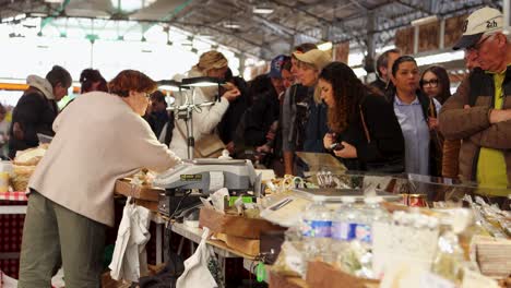 Geschäftiges-Markttreiben-Auf-Dem-Marché-Provençal-In-Antibes,-Käufer-Erkunden-Die-Stände