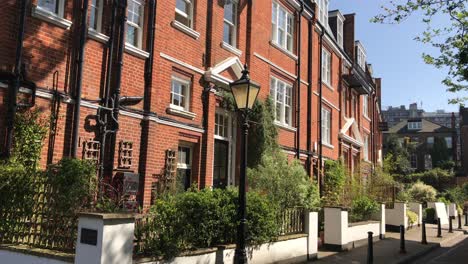 Keats-Grove,-Hampstead,-London-quaint-village-lane-with-old-gas-lamp-post