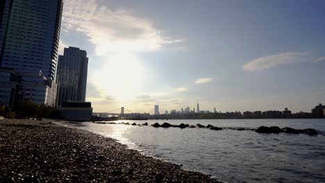 Zeitraffer-Vom-Williamsburg-Beach-Park-Mit-Blick-Auf-Lower-Manhattan